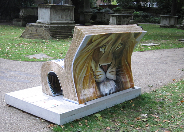 The "The Lion, the Witch and the Wardrobe" book bench, backside: A paining of a big lion face.