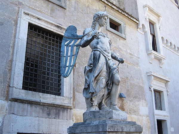 A statue of an angle with what looks a bit like mechanical iron wings. Photo: Mittens and Sunglasses © 2016