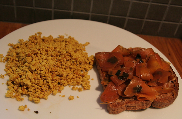 Toasted bread with scrambled tofu and smoked "salmon carrot". Photo: Mittens and Sunglasses © 2018