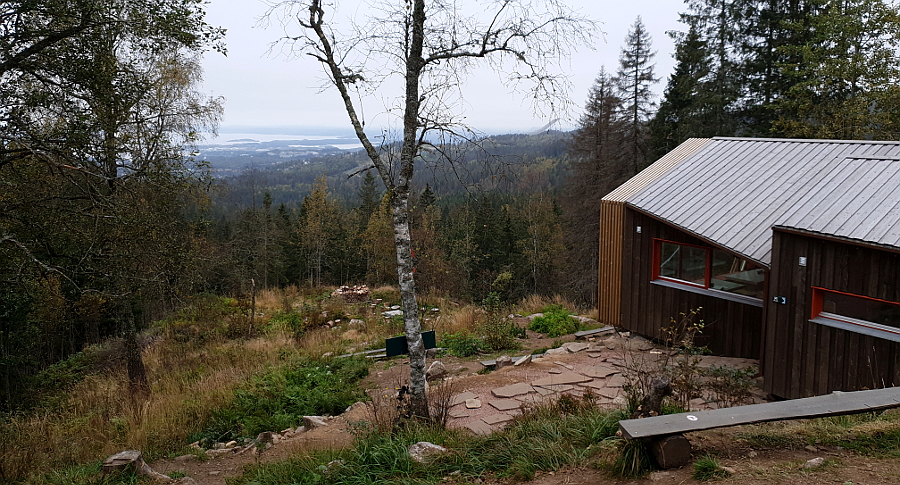 Fuglemyrhytta and the view. Photo: Mittens and Sunglasses © 2019