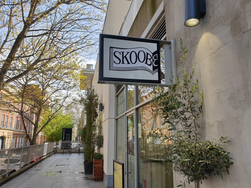 A sign with "Skoob" standing out from the wall.